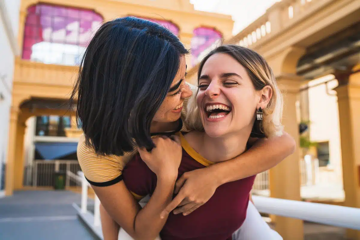 deux femmes souriant l'une à l'autre