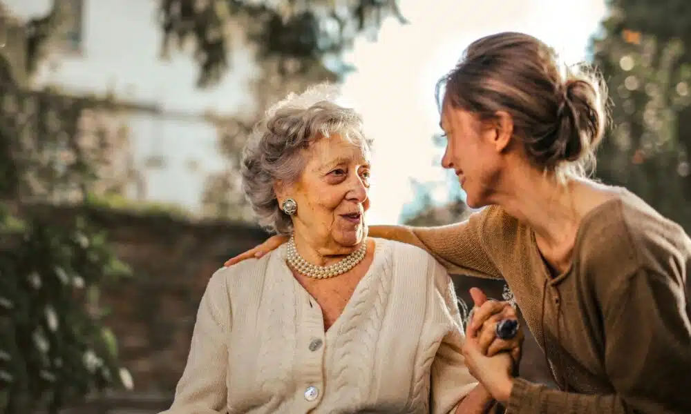 Une dame en EHPAD avec une aidante