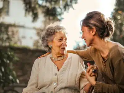 Une dame en EHPAD avec une aidante