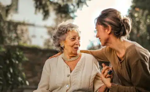 Une dame en EHPAD avec une aidante