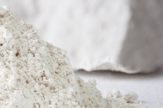 poudre minérale gris clair aux propriétés absorbantes et purificatrices