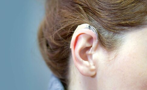 Un appareil auditif avec des piles auditives