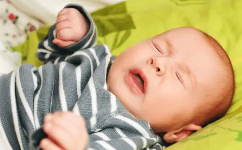 Soulager la toux de bébé aux heures de sommeil