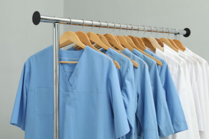 Blouse de kiné ou d'ostéopathe : quels critères pour bien choisir sa tenue ?