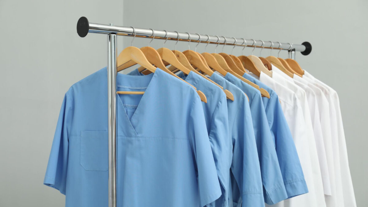 Blouse de kiné ou d'ostéopathe : quels critères pour bien choisir sa tenue ?