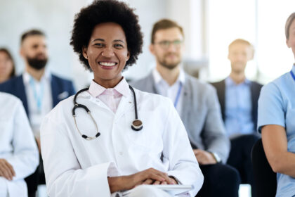 Comment booster sa carrière grâce à une formation santé ?