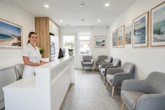 Intérieur d'une clinique dentaire moderne en Bretagne avec une ambiance accueillante et une décoration inspirée du littoral