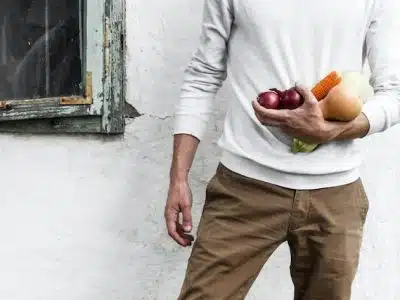 Un homme avec de la nourriture à la main
