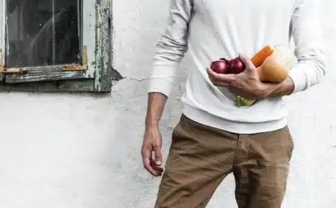 Un homme avec de la nourriture à la main