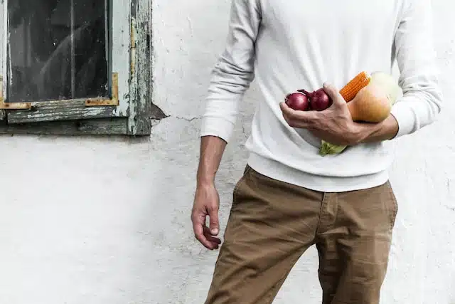 Un homme avec de la nourriture à la main